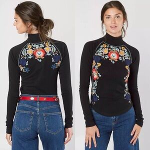 SOLD 🎉 FREE PEOPLE DISCO ROSE FLORAL EMBROIDERED MOCK NECK BLACK TOP